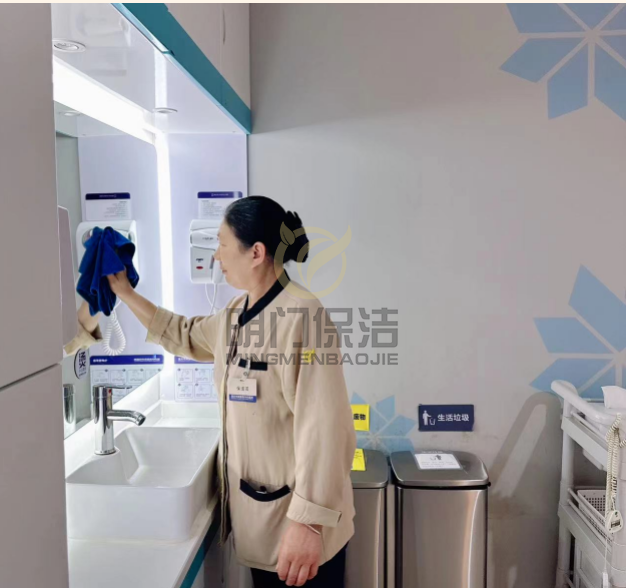 為啥現(xiàn)在保潔都外包？因為保潔公司專業(yè)嗎？